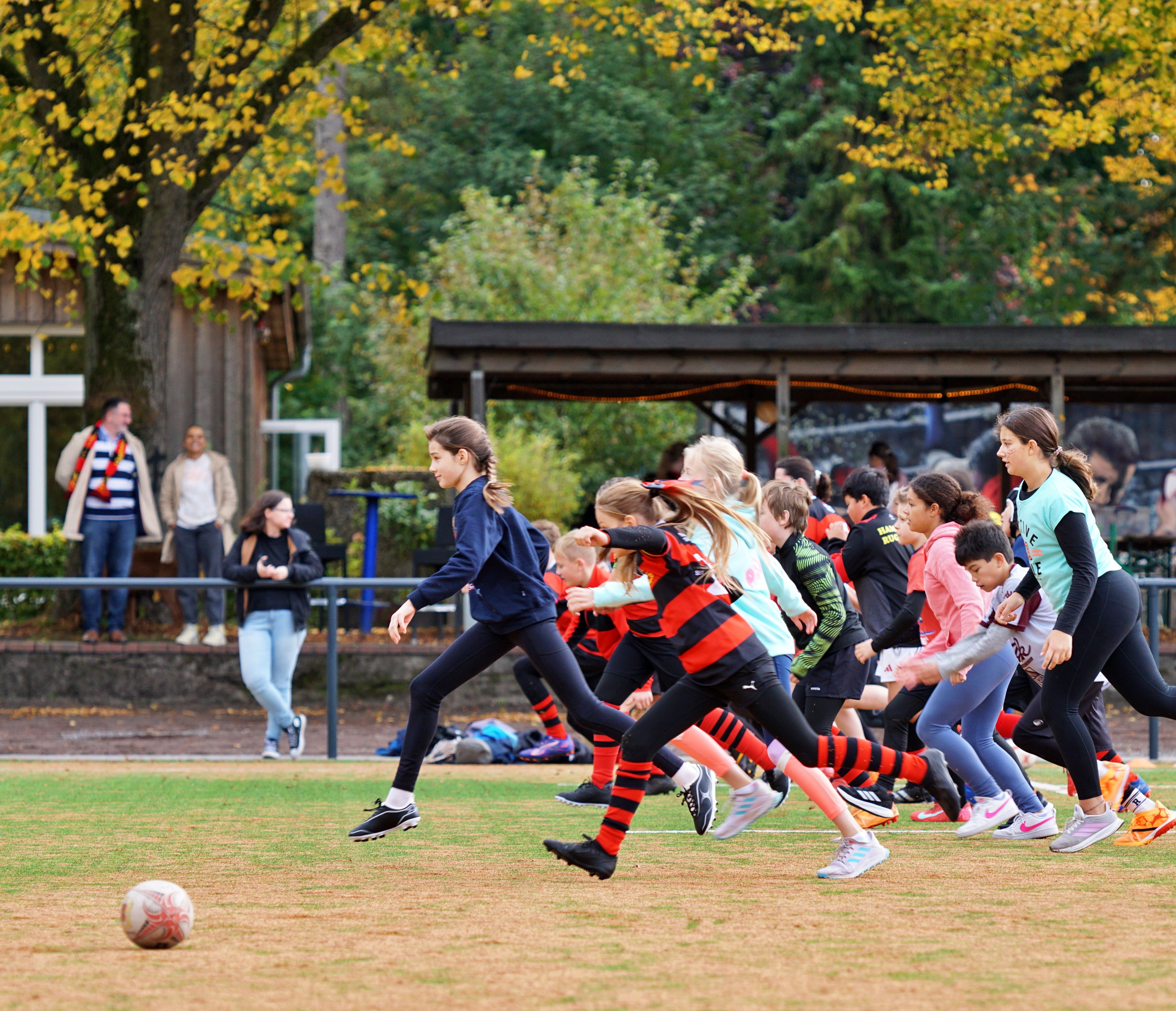 Mädchen spielen Rugby